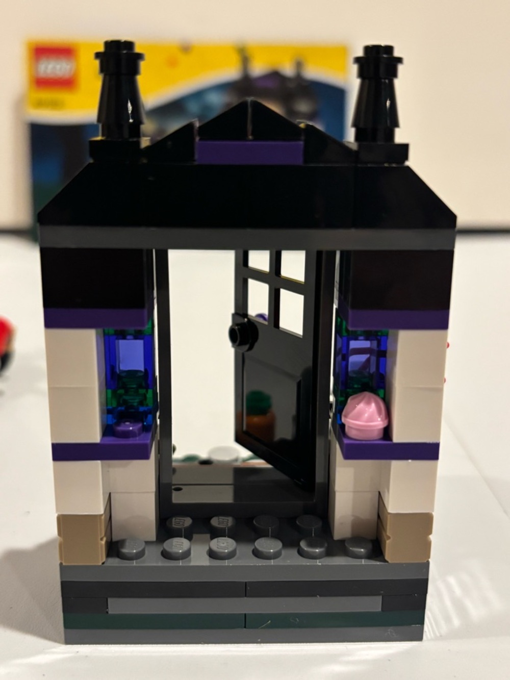 LEGO #40122 Trick or Treat Halloween Set - Picture 5 of 9